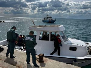 Акция в бурни води: Граничари спасиха лодка с 38 бежанци до Шабла (СНИМКИ)