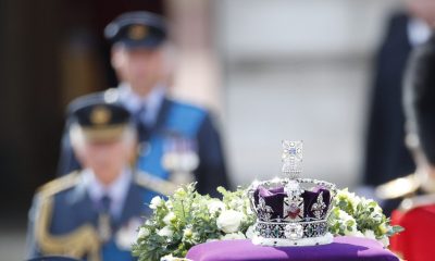Диамантът Кохинор върху короната на кралицата: Четири държави претендират за него