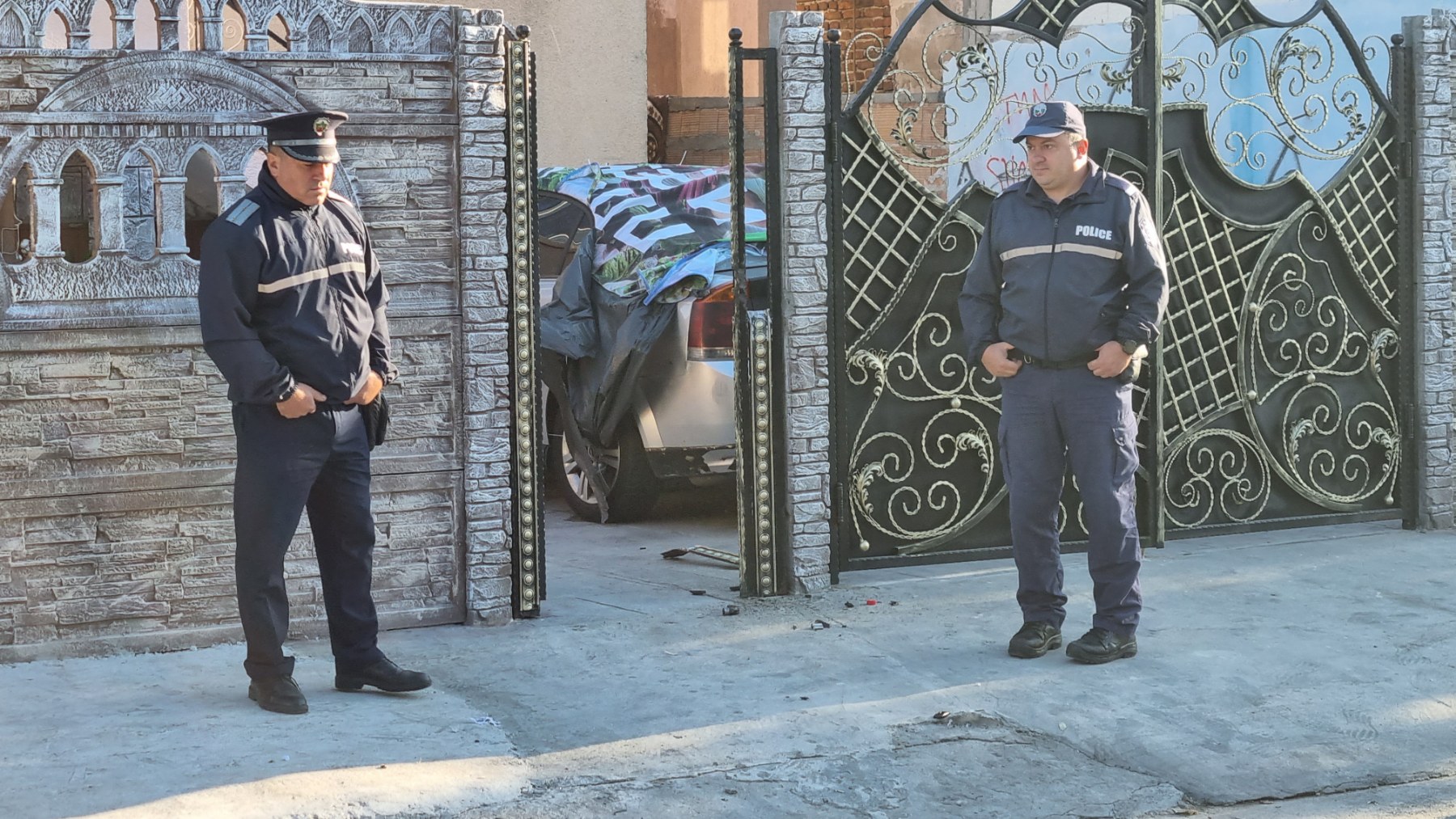 Полицейска операция в Бургас: Открити са списъци, злато, дебитни карти (СНИМКИ)