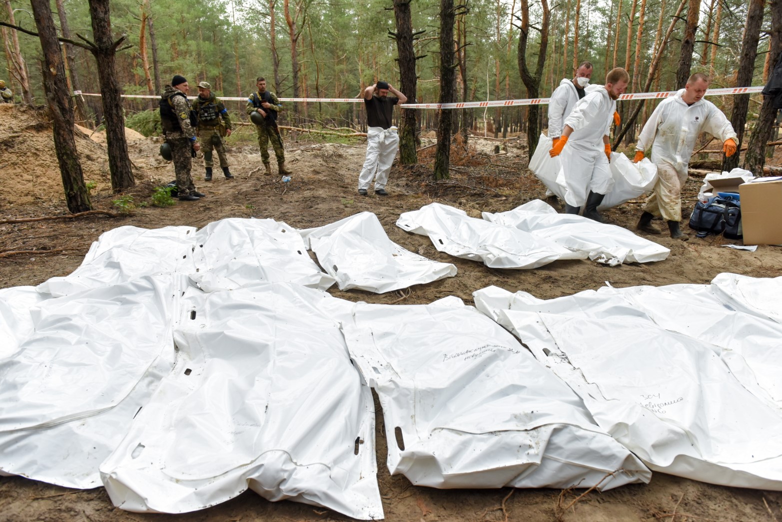 Украйна: От 447 ексхумирани тела в Изюм 30 имат следи от мъчения