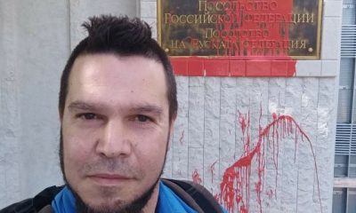 "В памет на жертвите": Глиги заля руското посолство с червена боя (ВИДЕО)