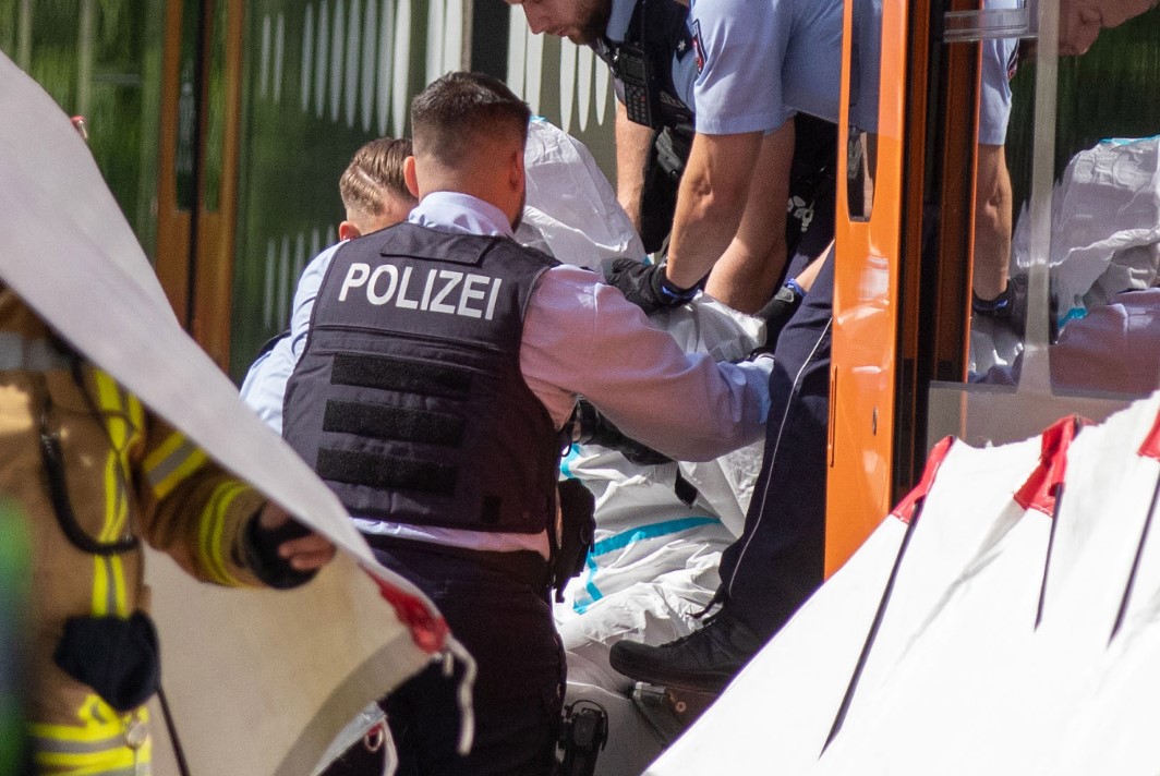 Двама ранени с нож в Германия, нападателят бе застрелян