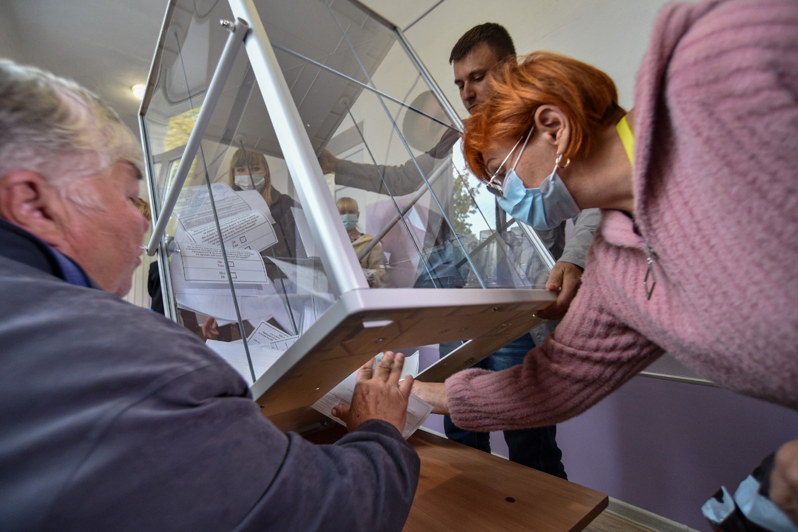 Фалшивите руски референдуми: Повече бюлетини, отколкото живи хора