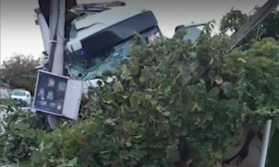 Камион се заби в къща в Плевенско, шофьорът е починал