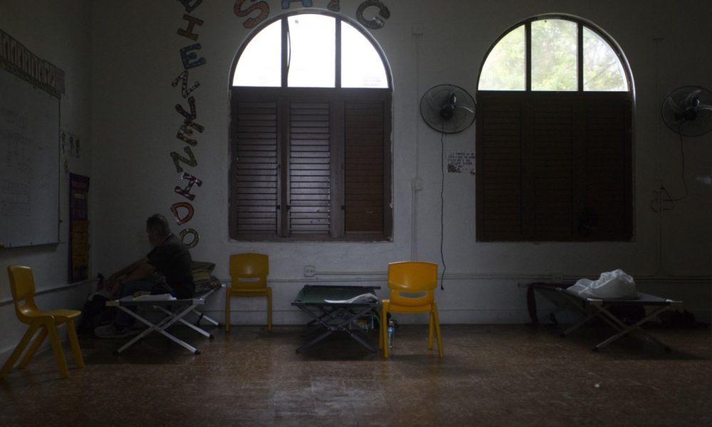ГАЛЕРИЯ: Скривалище в училище. "Фиона" остави милиони без ток в Пуерто Рико