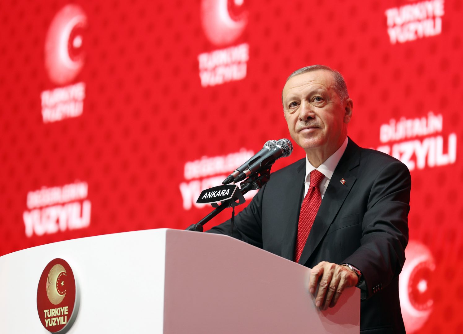Ердоган иска нова конституция и турчин на Луната. Готви и „луд проект“