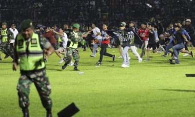Стотици загинаха при безредици на футболен мач в Индонезия