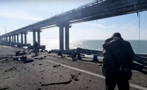  Камион с експлозиви срутил Кримския мост, трима са починали (ВИДЕО) 