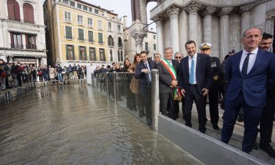 Венеция е спасена. Дигите „Моисей“ се задействаха и спряха високата вода