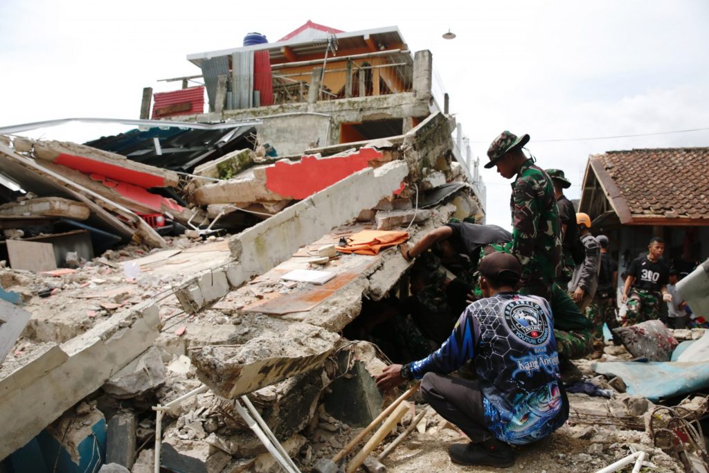  Броят на жертвите в Индонезия пораства, доста от тях деца. 