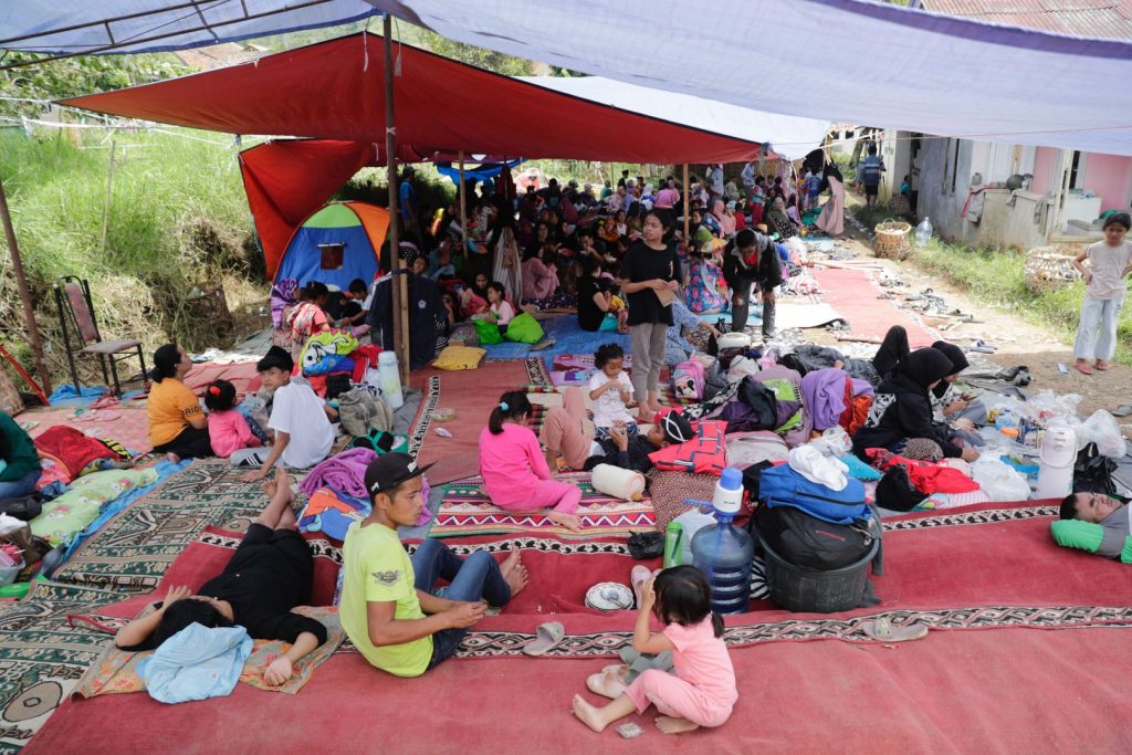  Броят на жертвите в Индонезия пораства, доста от тях деца. 