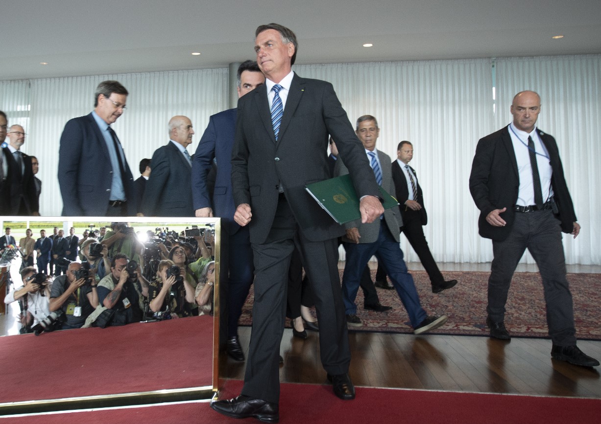 Болсонаро оспорва част от резултатите на президентския вот в Бразилия