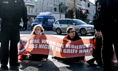 Екоактивисти блокират улиците на Берлин, има сблъсъци с шофьорите