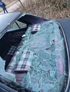След загуба на "Миньор": Перничани изпочупиха колите на фенове на Берое (СНИМКИ)