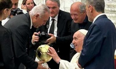 Стоичков подари на папата копие от "Златната топка"