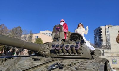 Дядо Коледа пристигна в Сливен с танк (СНИМКИ)
