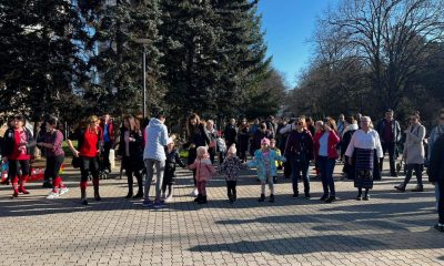 Над 500 човека се хванаха на хоро в Търново (СНИМКИ)