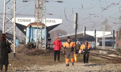 Закъснения и отменени влакове заради дерайлиралия вагон в София. Централна гара е на ръчно управление