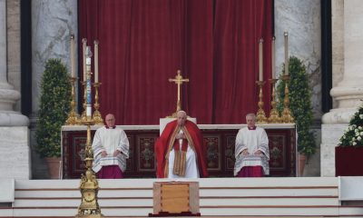 Хиляди се прощават с папа Бенедикт XVI: Погребват го в три ковчега (СНИМКИ)