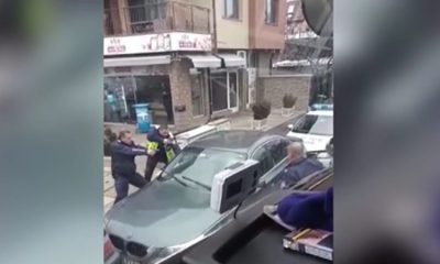 Полицаи чупят врати и вадят насила шофьор, прегазил двама техни колеги (ВИДЕО)