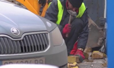 "Не ремонт, а вандалщина": Работник пак чупи жълтите павета в София (ВИДЕО)